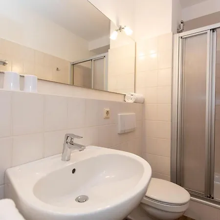 Apartment Trafalgar 246 *